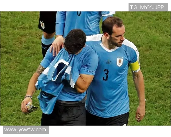 足球明星在逆境中展现绝望情绪的瞬间与心路历程